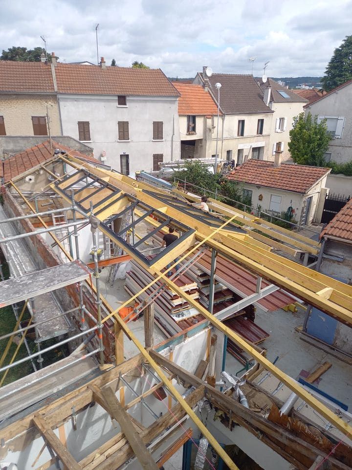 Charpente neuve montée sur un immeuble en centre urbain