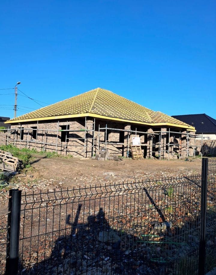 Maison en construction, charpente bois apparente