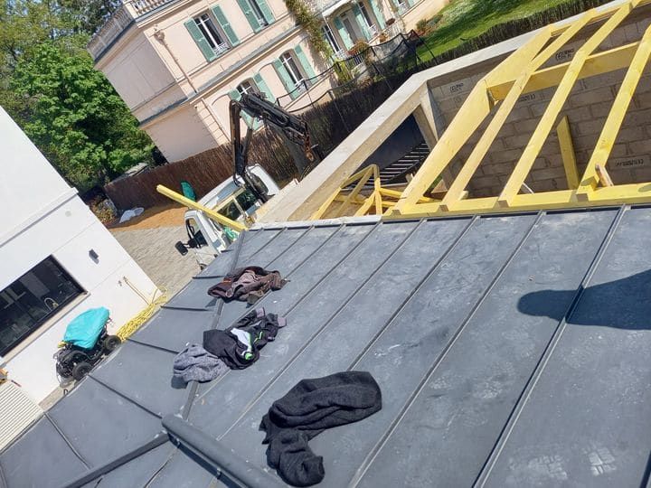 Charpente bois montée sur une toiture-terrasse en zinc
