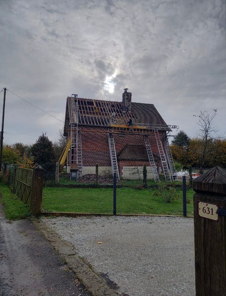Maison dont la couverture a été entièrement déposée, charpente apparente