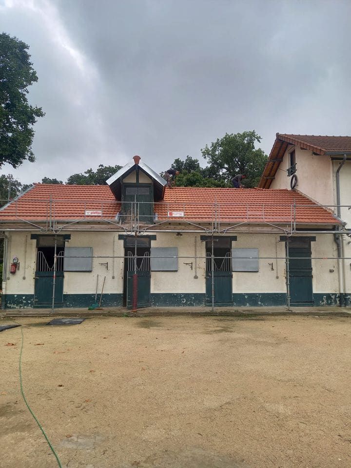 Dépendance ancienne dont la toiture a été refaite