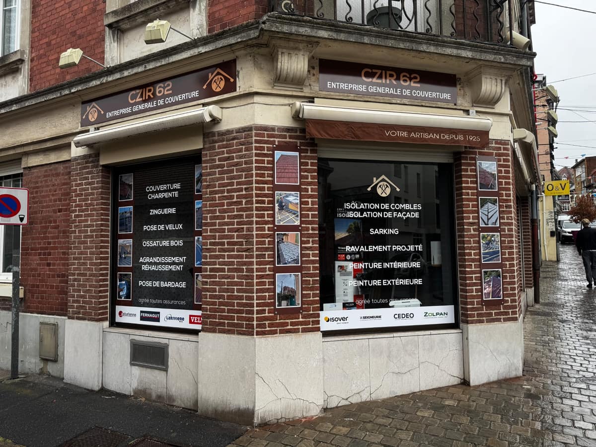 Vitrines du local CZIR62 à Béthune, listant les prestations de couverture et d'isolation