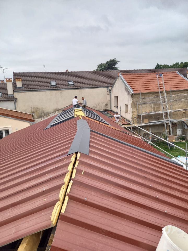 Faîtage métallique posé sur une toiture en tuiles neuves