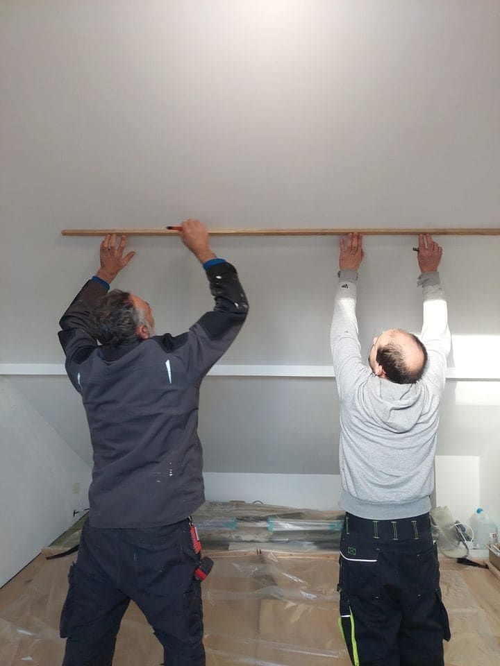 Pose des finitions intérieures sous une toiture aménagée