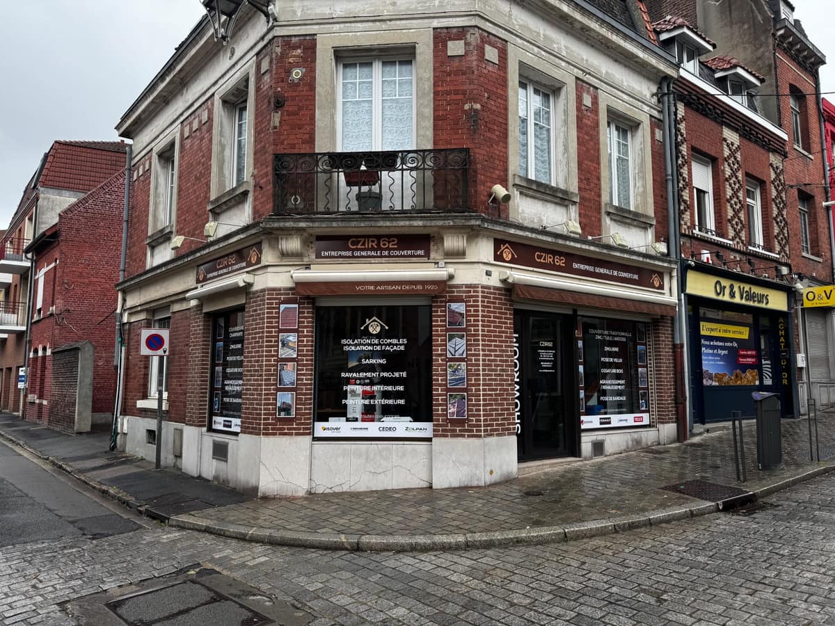 Le local CZIR62 à l'angle de la rue Saint-Pry à Béthune, vu depuis la chaussée