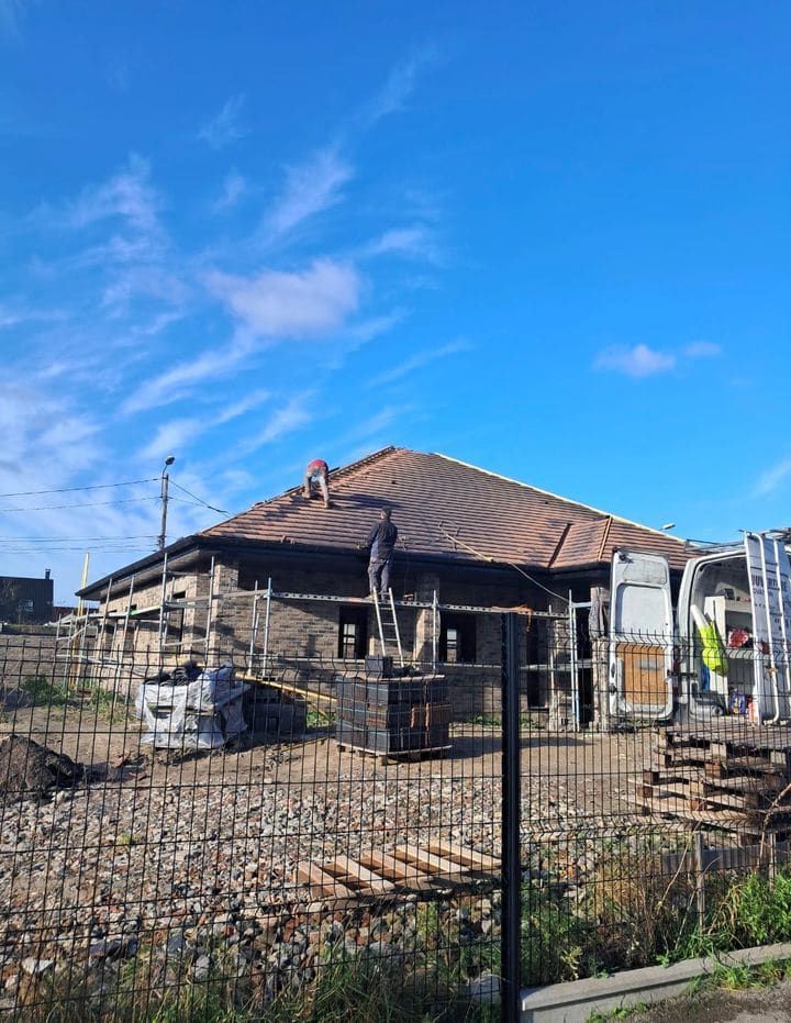 Maison en construction dont la toiture vient d'être achevée
