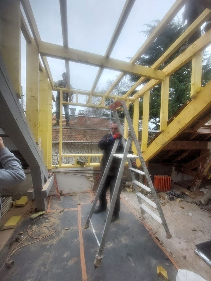 Ossature bois d'une extension en cours de montage