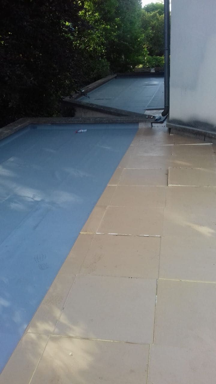 Toiture-terrasse terminée, deux revêtements d'étanchéité raccordés