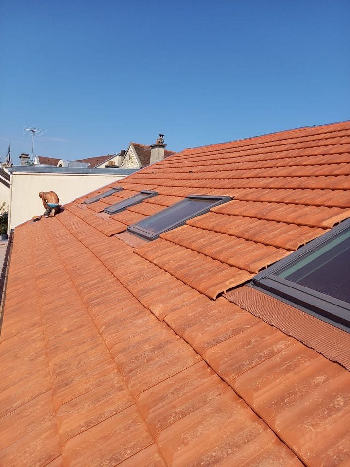 Toiture en tuiles terminée avec fenêtres de toit intégrées