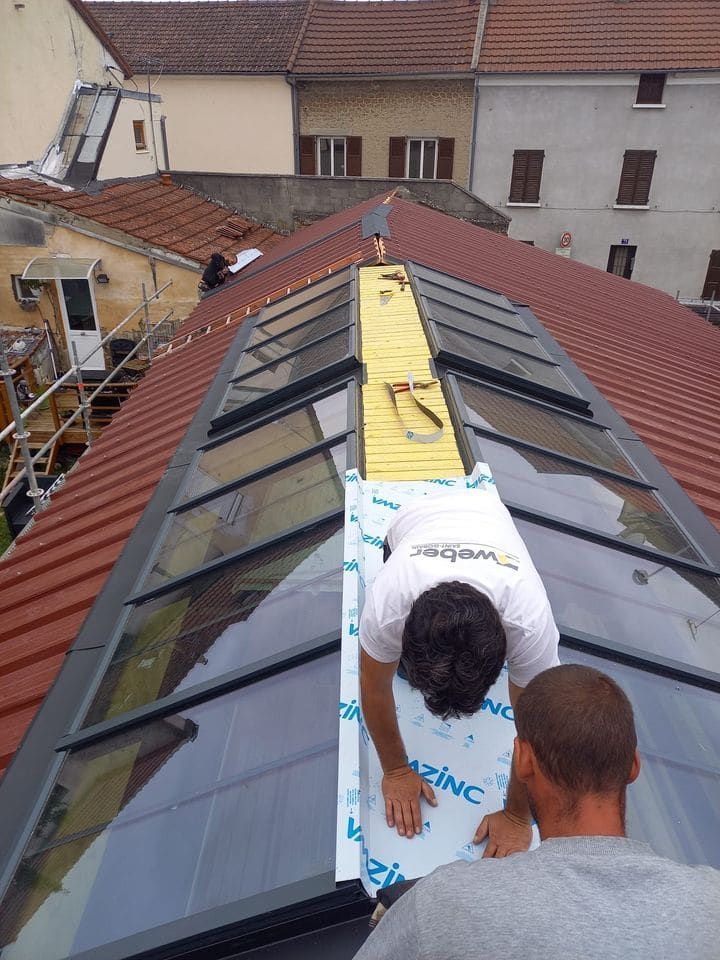Pose d'une verrière avec habillage zinc sur une toiture