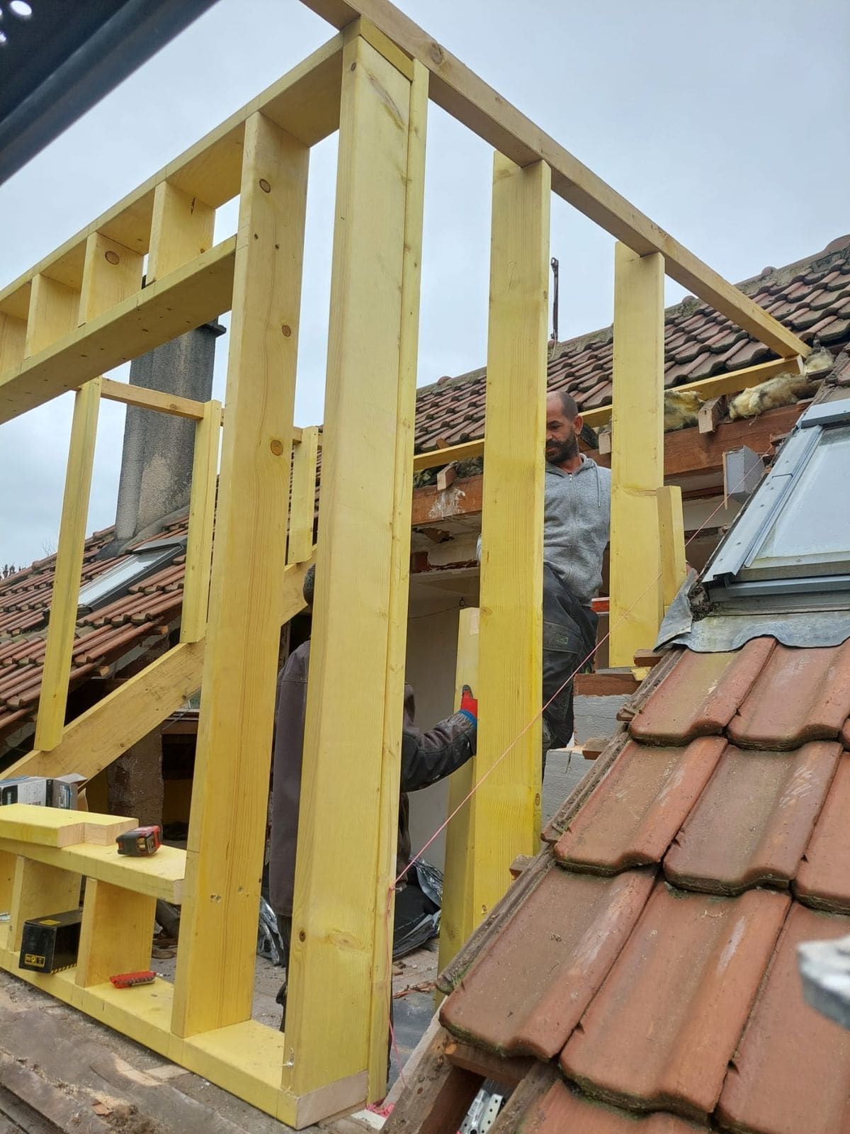 Ossature bois montée au-dessus de la couverture existante pour gagner de la hauteur