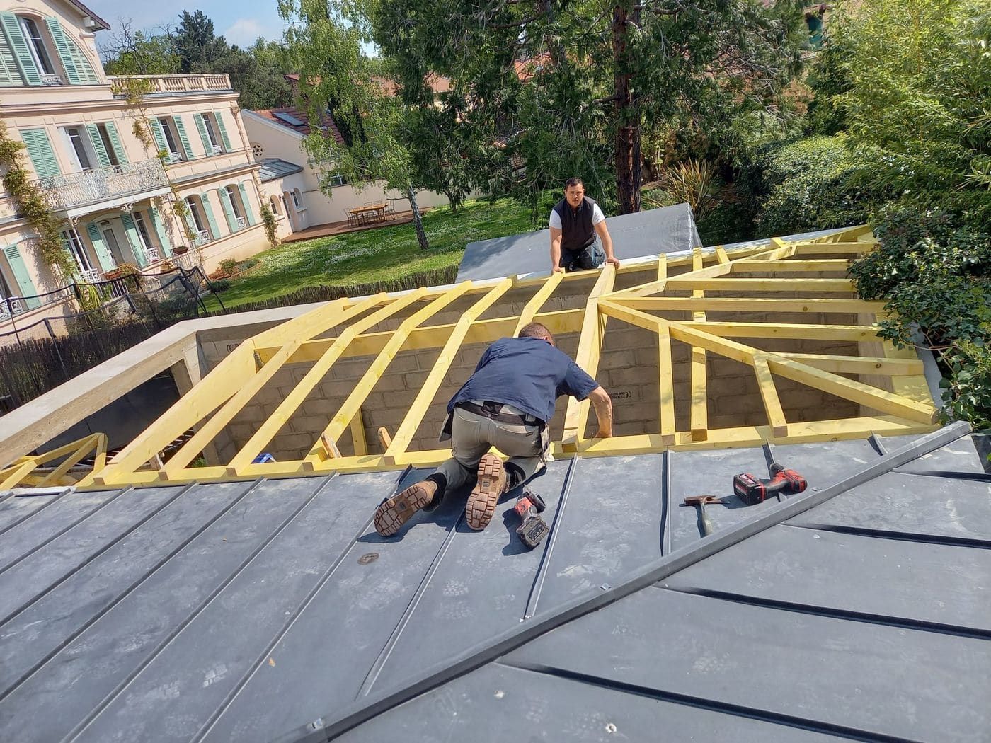 Charpente bois montée par CZIR62 sur une toiture-terrasse existante pour une surélévation