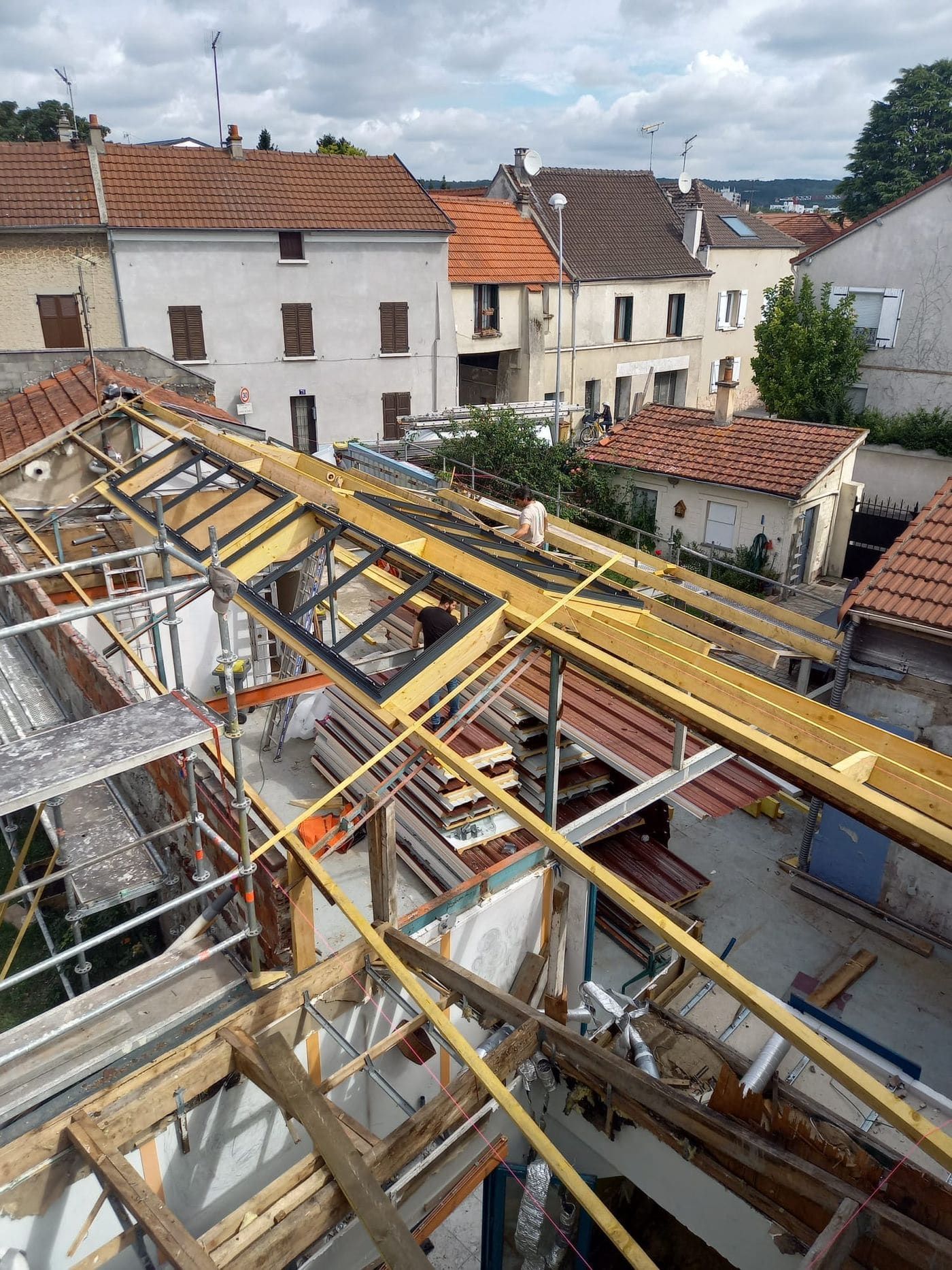 Charpente neuve montée par CZIR62 sur un immeuble, vue depuis la toiture