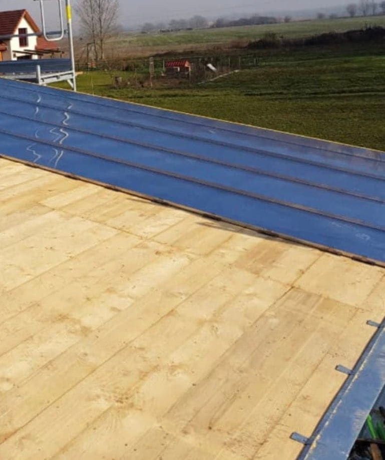 Voligeage neuf posé sur la charpente d'un chantier CZIR62