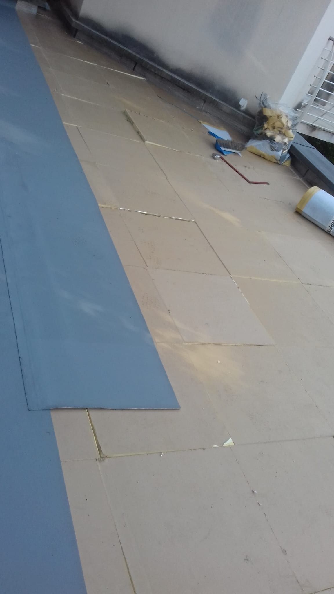 Membrane d'étanchéité posée sur une toiture-terrasse, relevé visible en périphérie