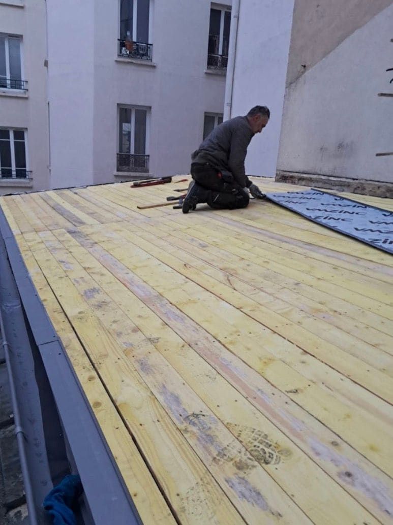 Support de couverture mis à nu, structure visible après dépose