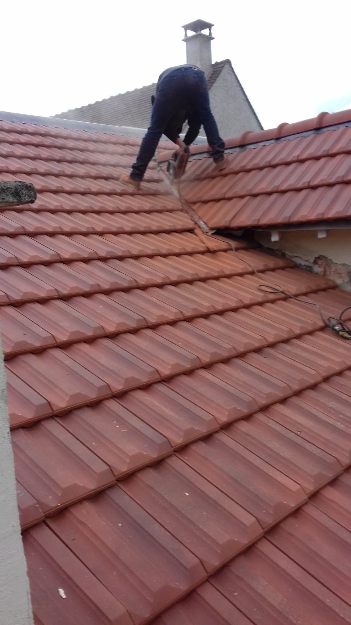Couvreur CZIR62 au travail sur une toiture en tuiles